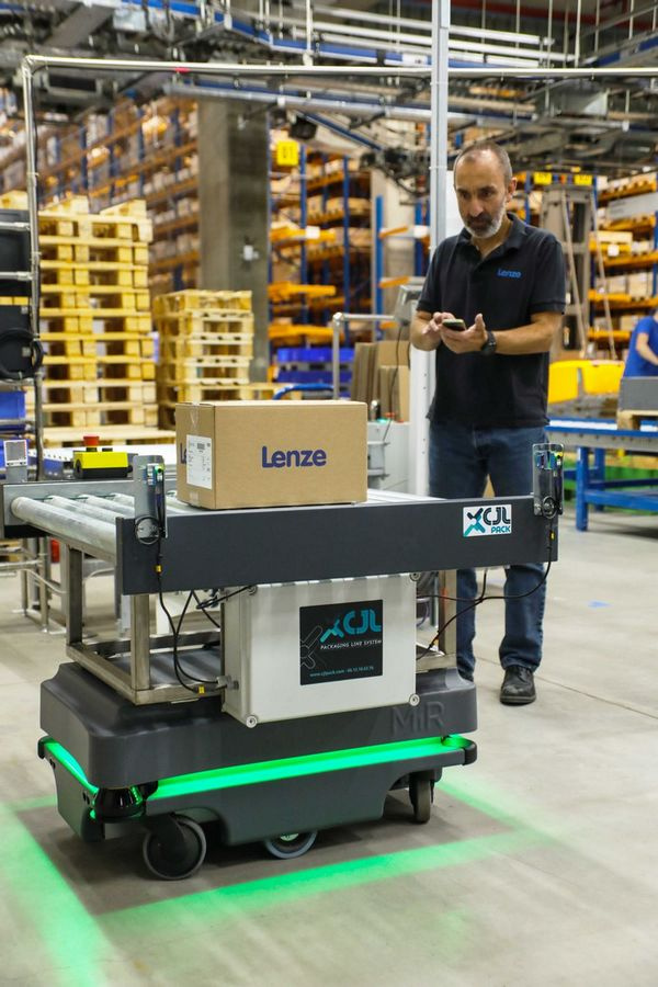 Un robot MiR200 améliore l’ergonomie du Poste Emballage Petits Colis chez Lenze