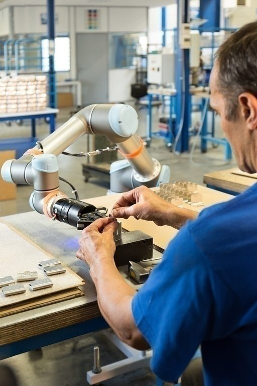 Universal Robots débarque chez le fabricant d'équipements dentaires Nichrominox Universal Robots débarque chez le fabricant d'équipements dentaires Nichrominox